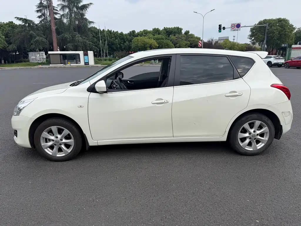 Nissan Tiida — миниатюра 7