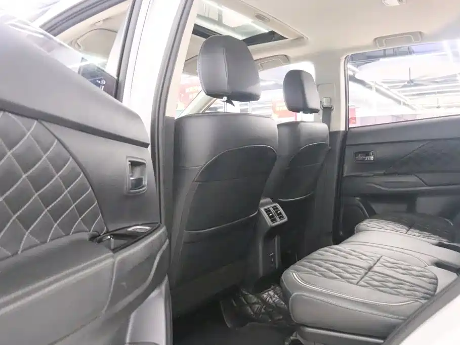 Mitsubishi Outlander — миниатюра 16