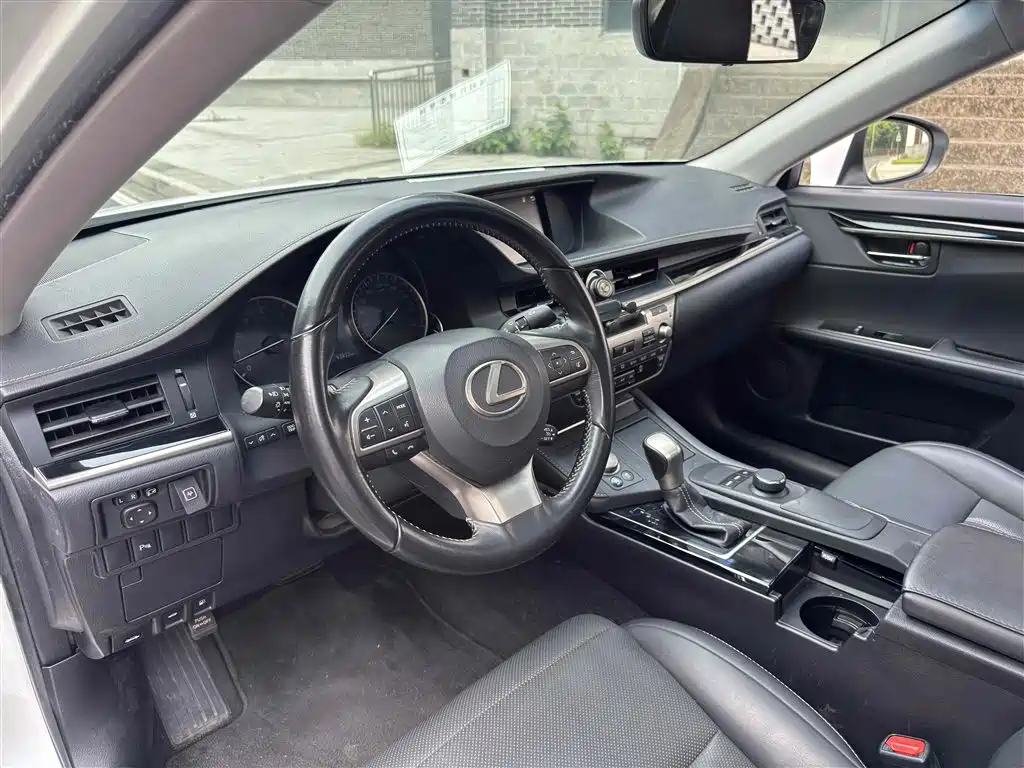 Lexus ES — миниатюра 14