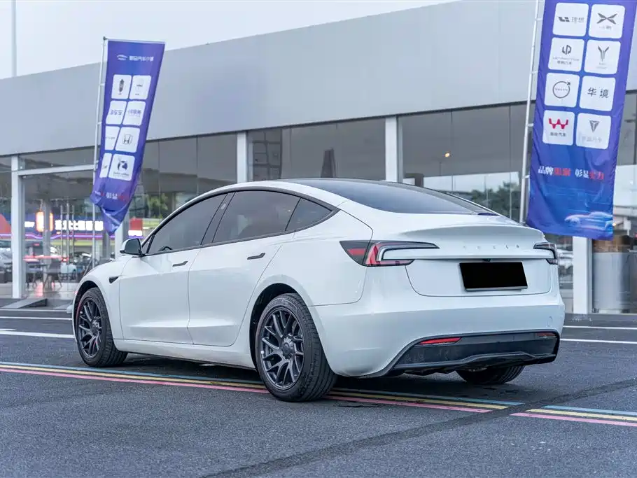 Tesla Model 3 — миниатюра 6
