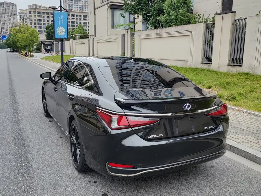 Lexus ES 2021 300h F SPORT