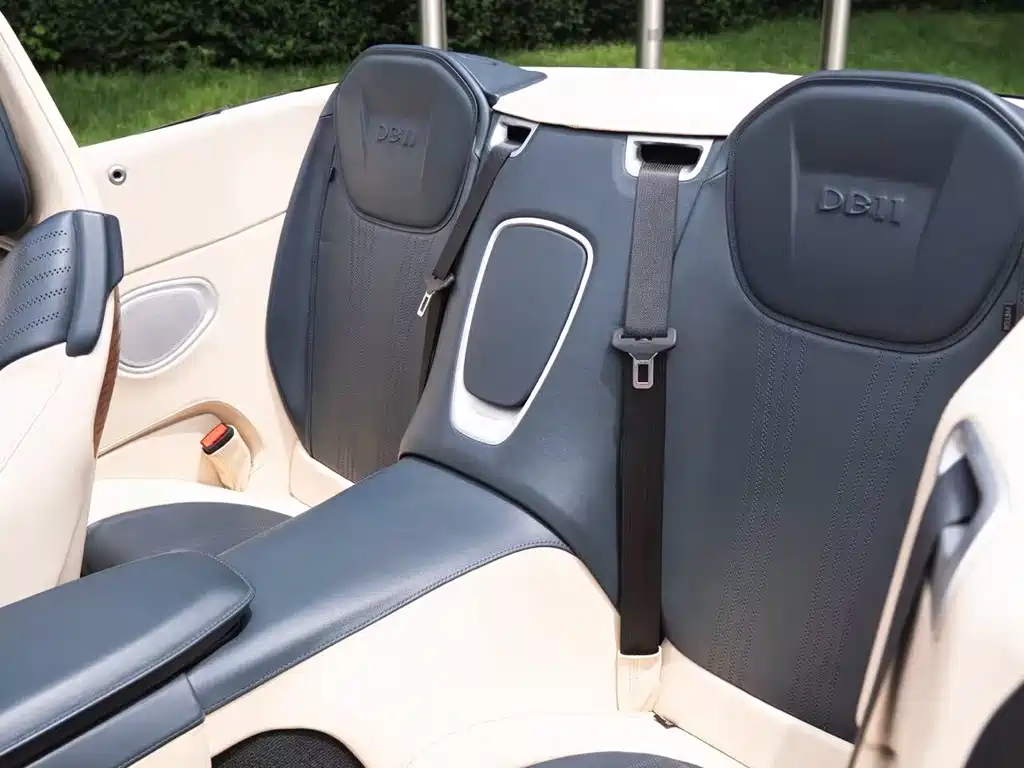 Aston Martin DB11 — миниатюра 8
