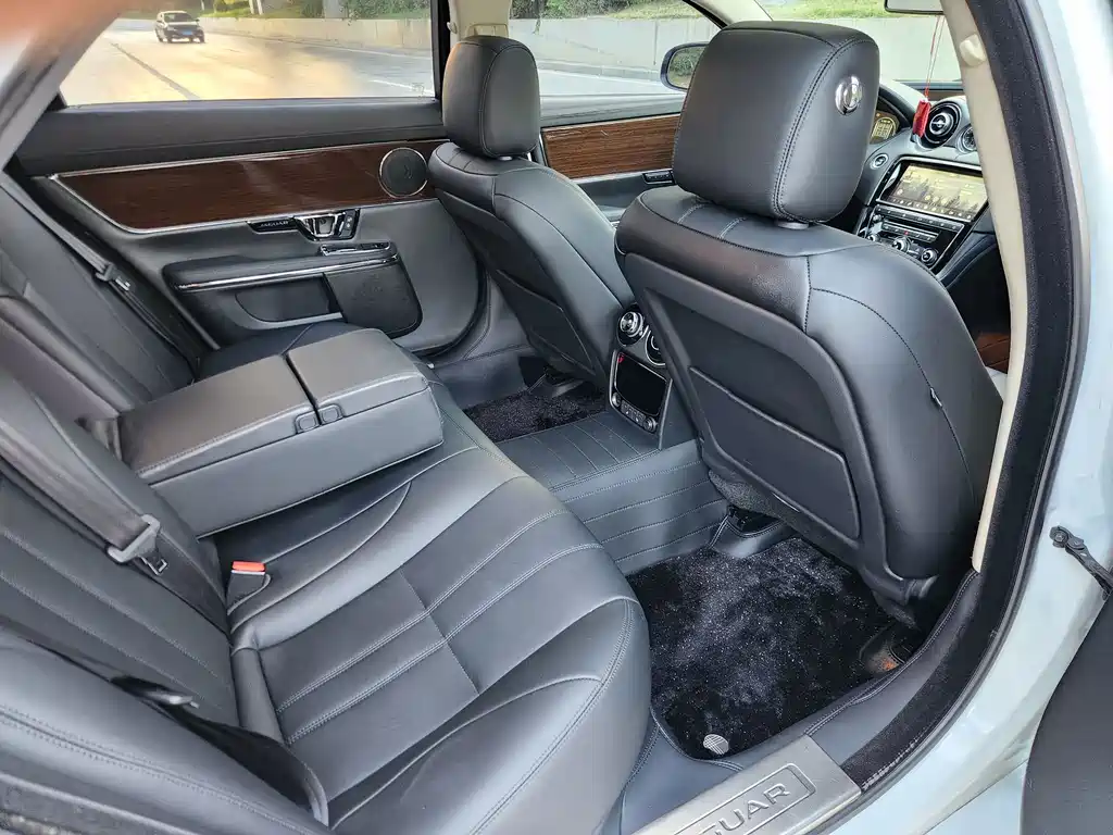Jaguar XJ — миниатюра 14
