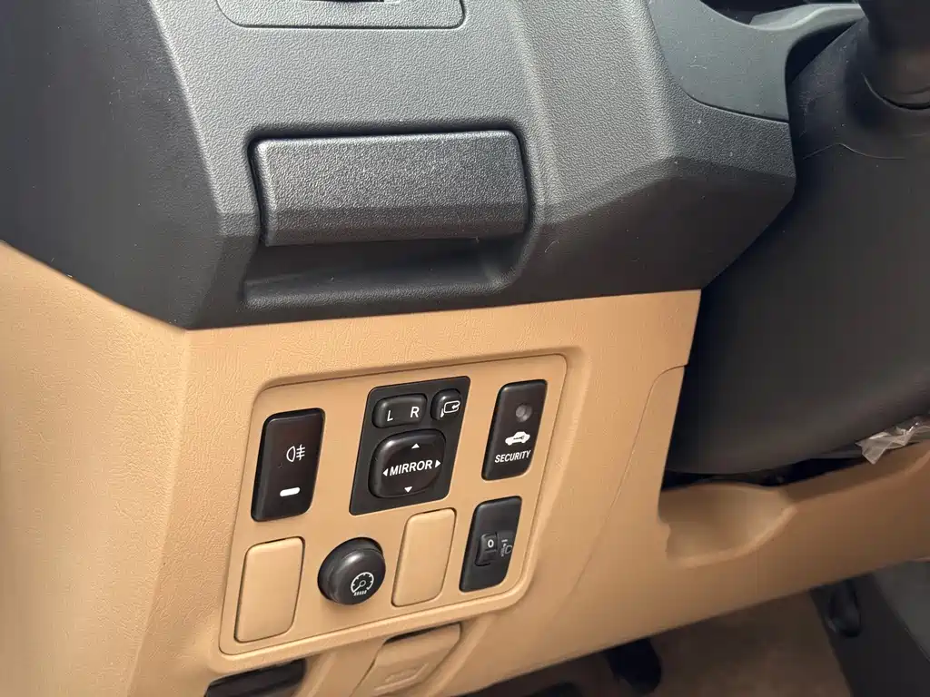Toyota Fortuner — миниатюра 12