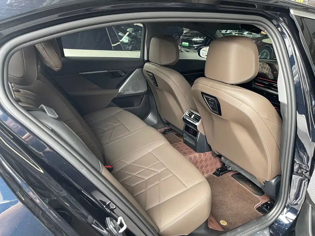 BMW 5 Series — миниатюра 9