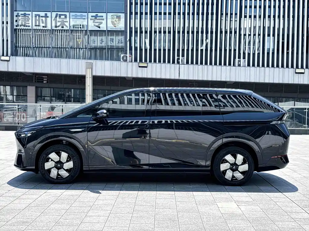 XPeng X9 — миниатюра 2