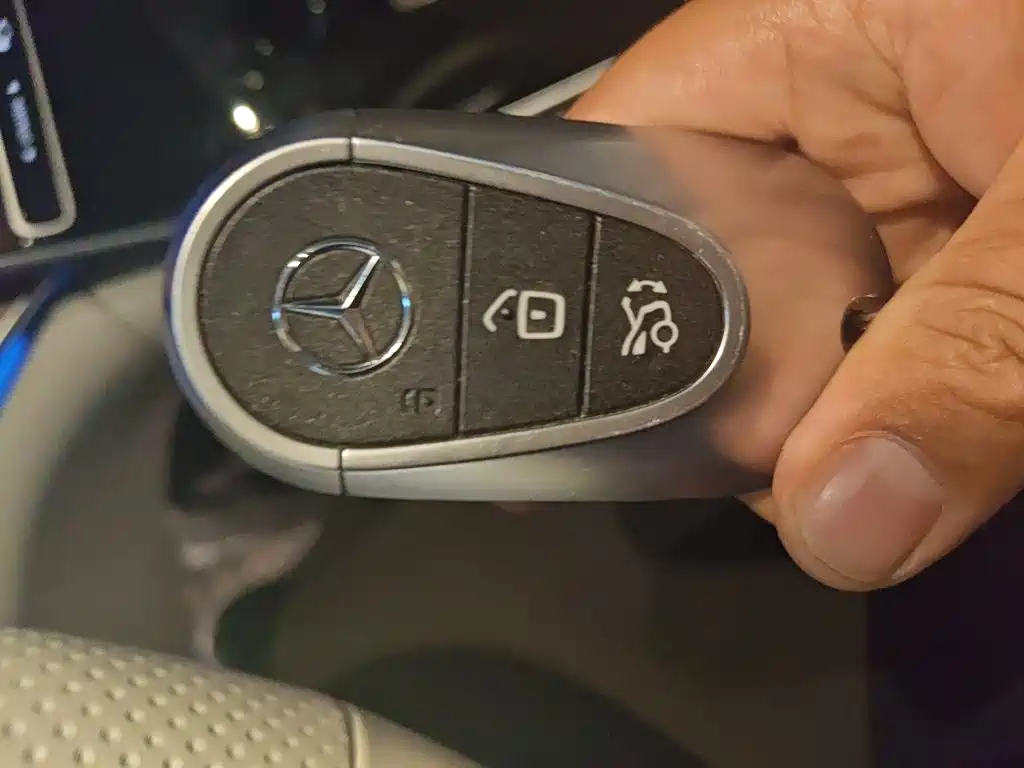 Mercedes-Benz EQE SUV — миниатюра 9