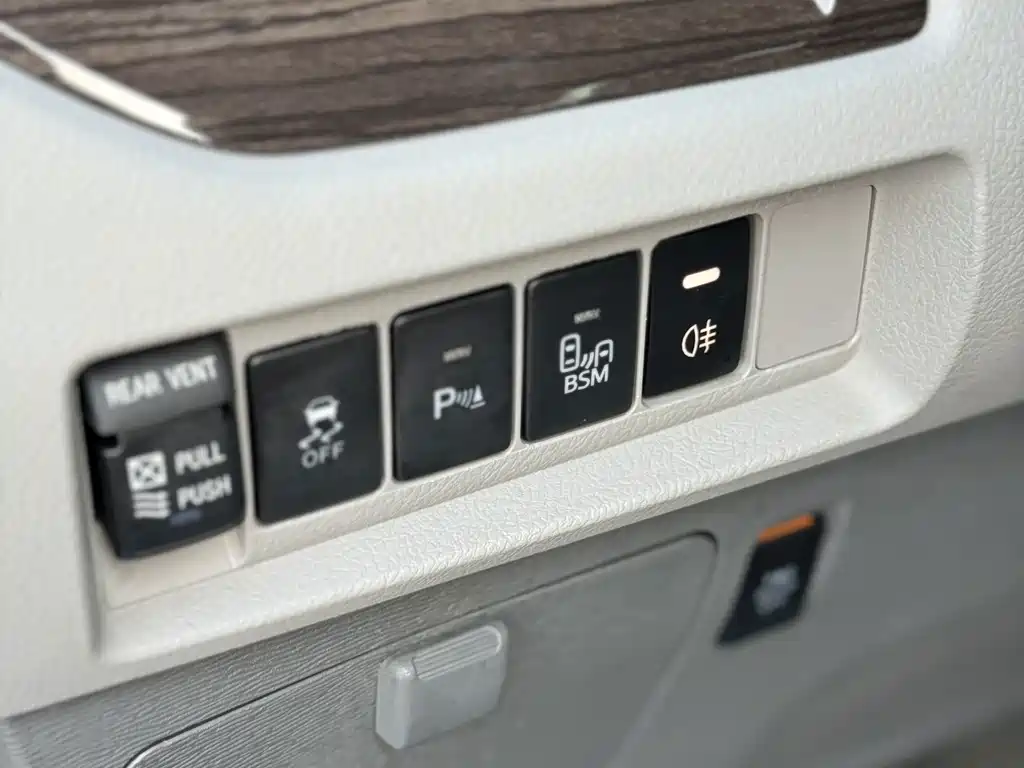 Toyota Sienna — миниатюра 20