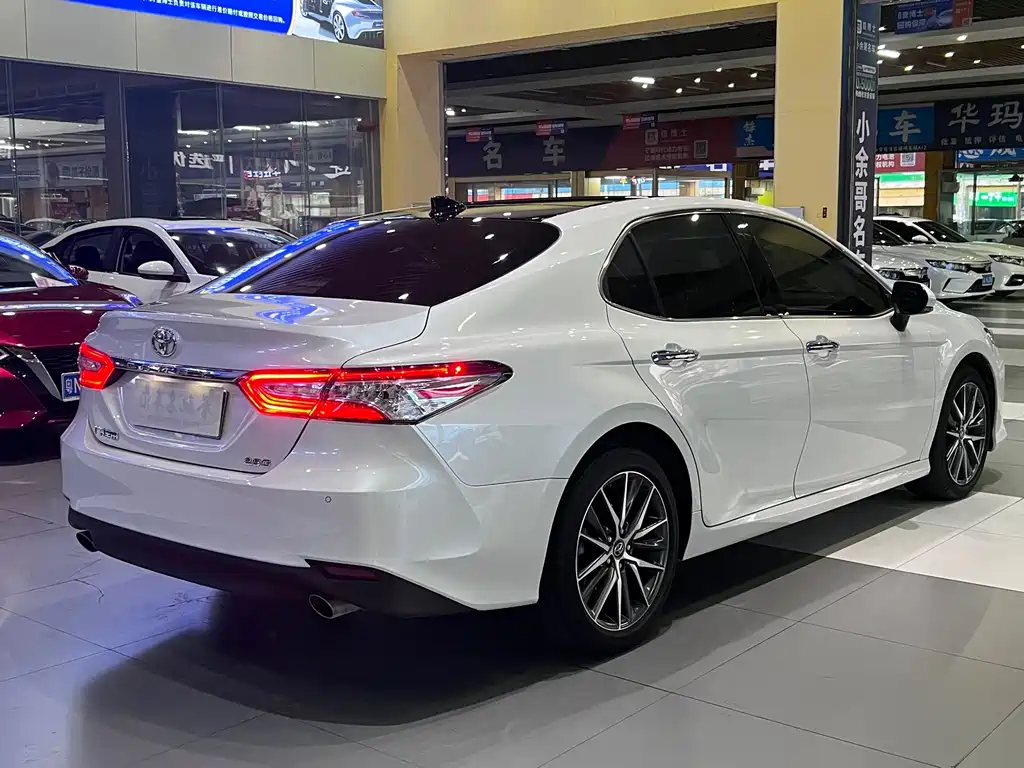Toyota Camry — миниатюра 4