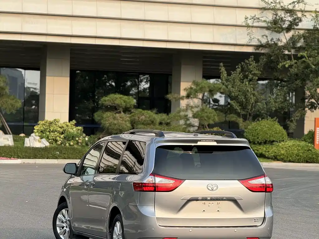 Toyota Sienna — миниатюра 23