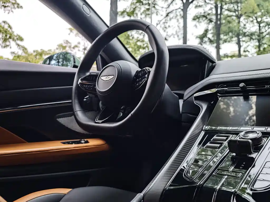 Aston Martin DB12 — миниатюра 9