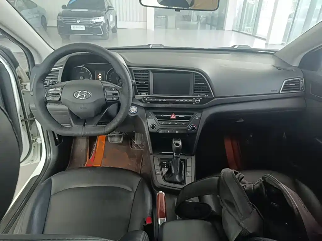 Hyundai Elantra — миниатюра 10