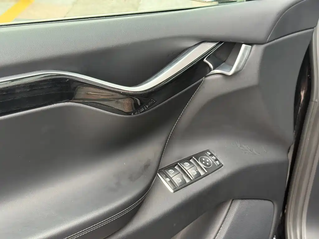 Tesla Model X — миниатюра 8