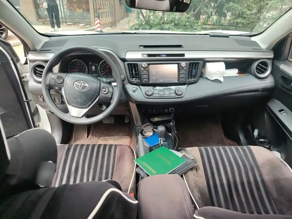 Toyota RAV4 — миниатюра 5