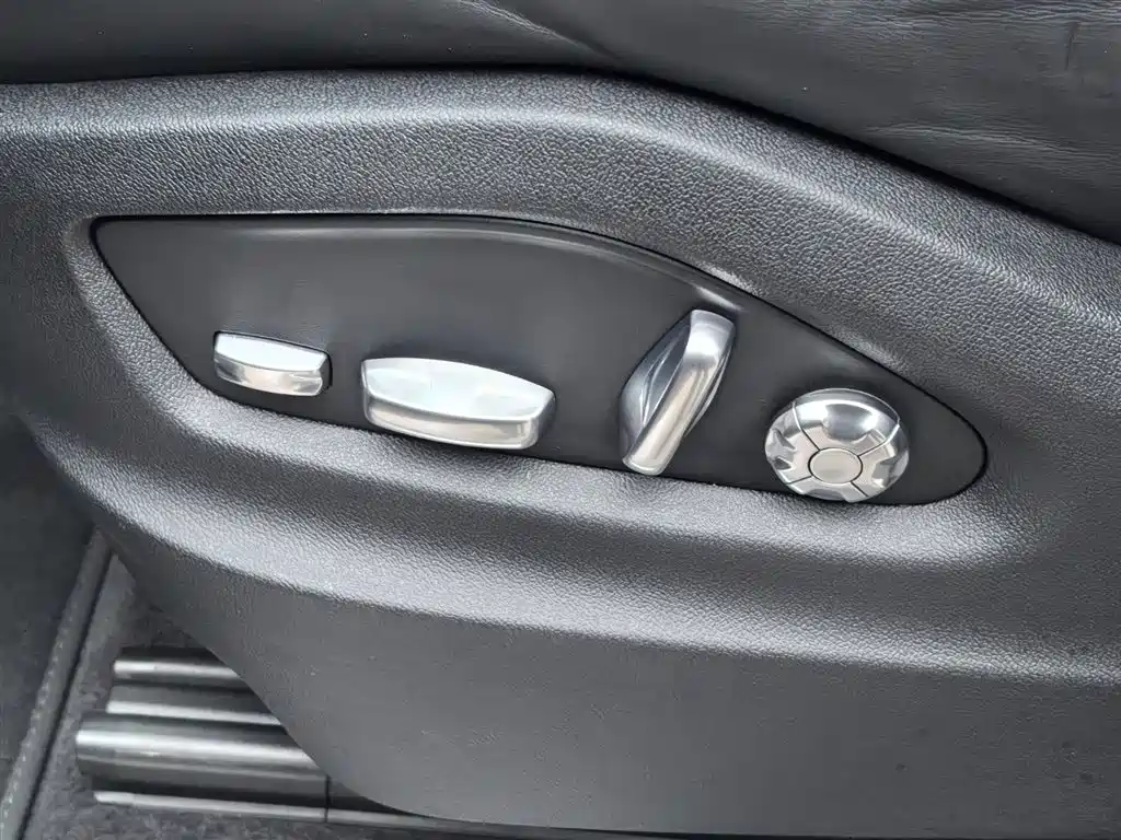 Porsche Cayenne — миниатюра 31