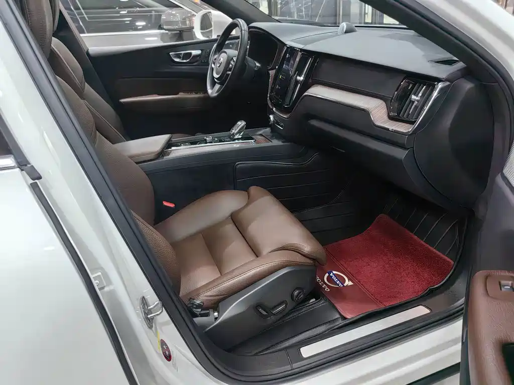 Volvo XC60 PHEV — миниатюра 10