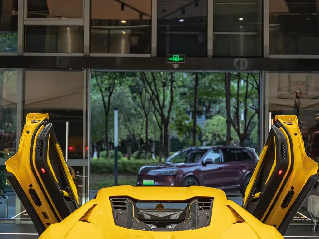 LAMBORGHINI REVUELTO