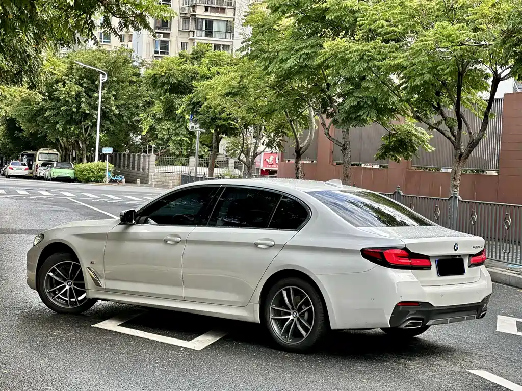 BMW 5 Series — миниатюра 7
