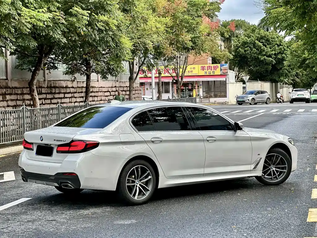 BMW 5 Series — миниатюра 9