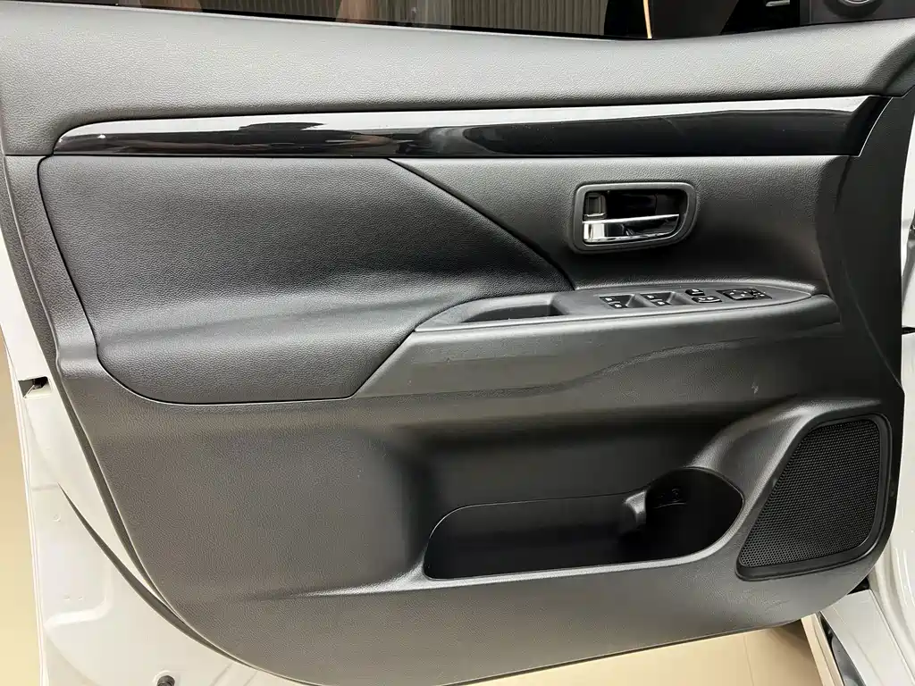 Mitsubishi Outlander — миниатюра 8