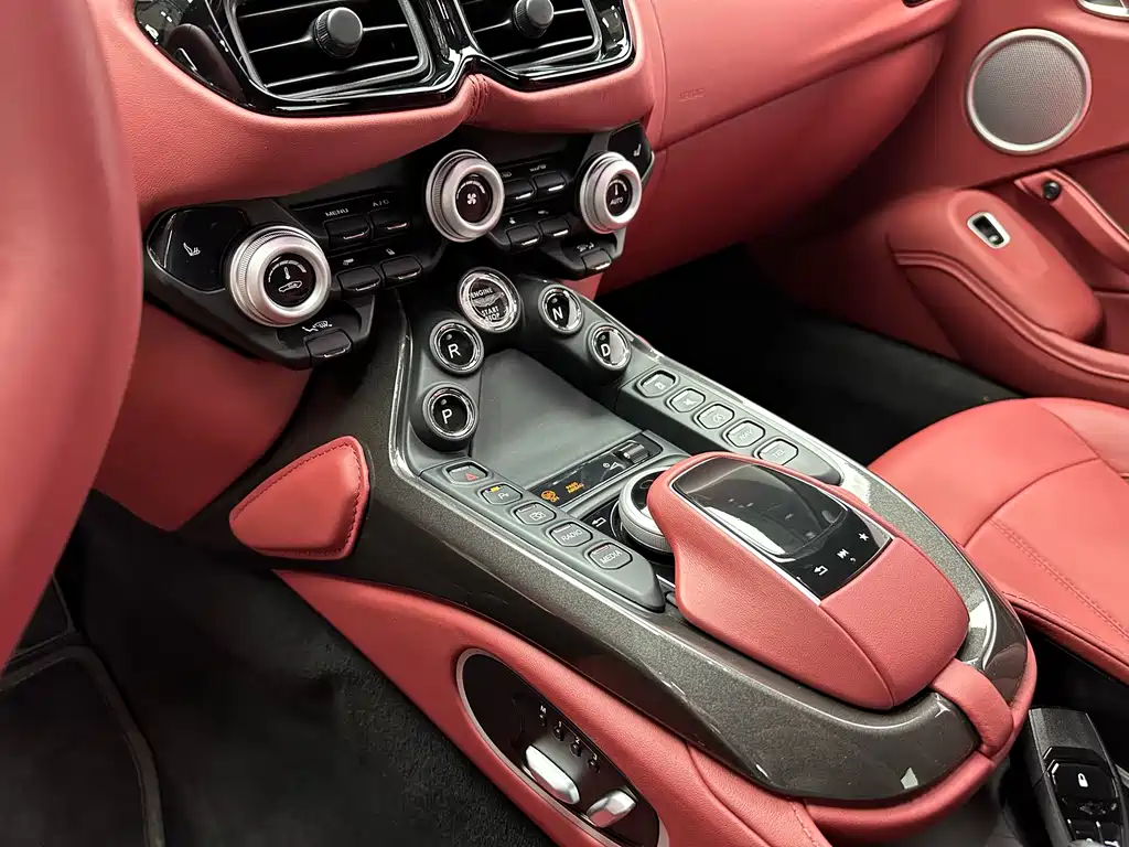 ASTON MARTIN V8 VANTAGE