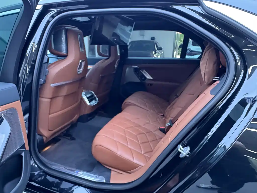 BMW i7 — миниатюра 16