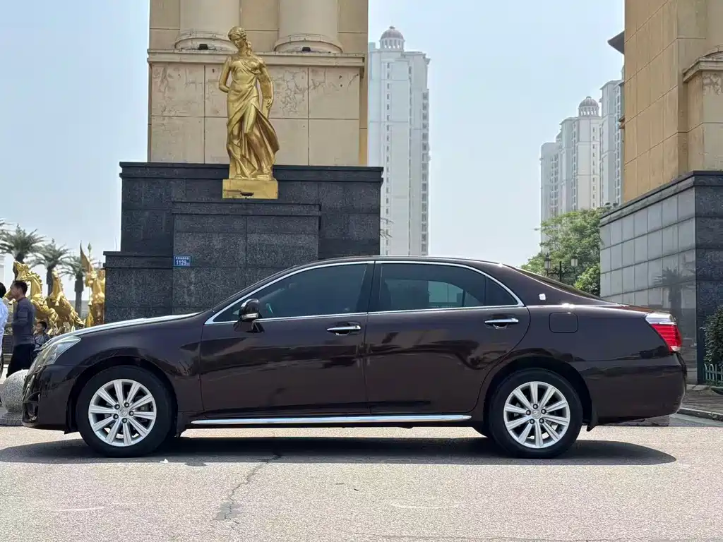 Toyota Crown — миниатюра 2