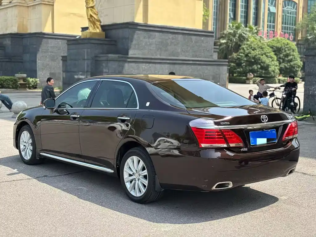 Toyota Crown — миниатюра 3