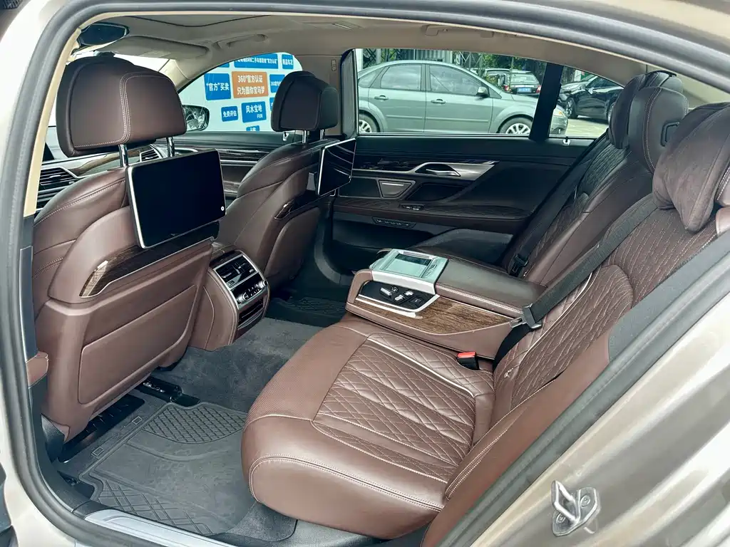 BMW 7 Series — миниатюра 9