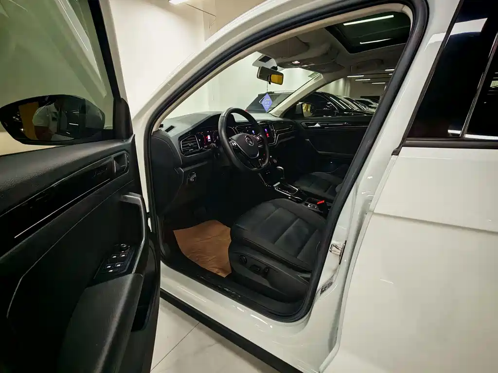 Volkswagen T-Roc — миниатюра 11