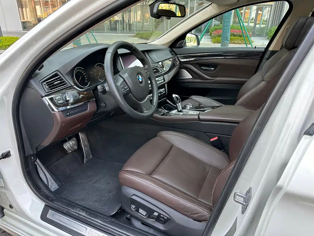 BMW 5 Series — миниатюра 14