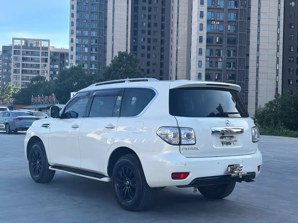 Nissan Patrol — миниатюра 5