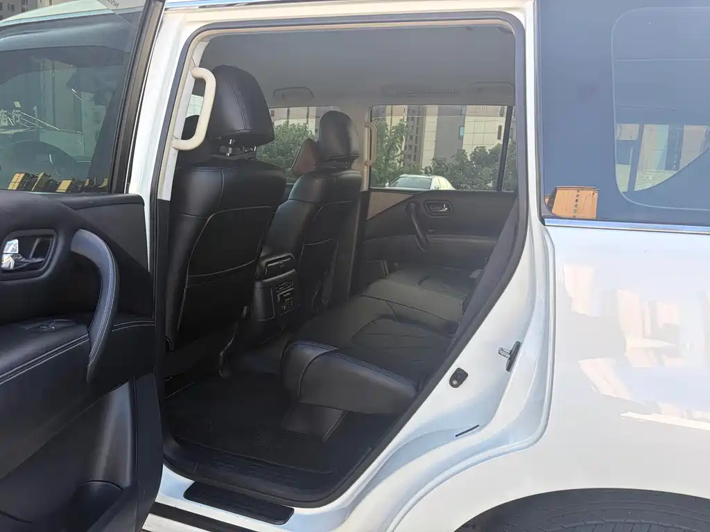 Nissan Patrol — миниатюра 10