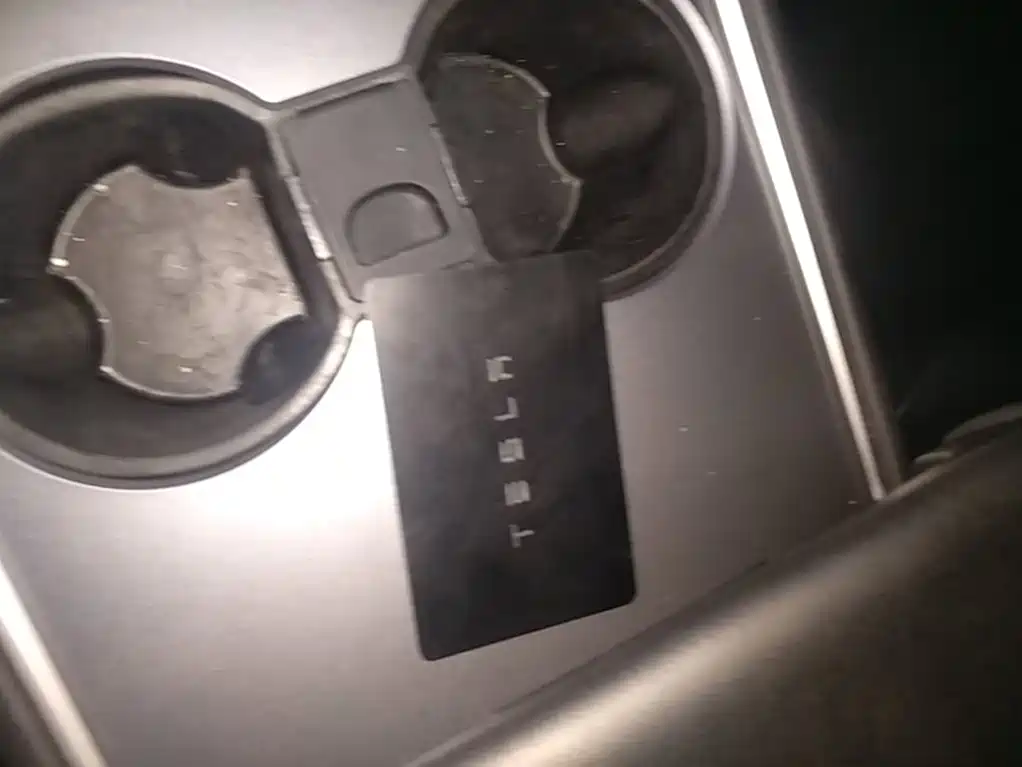 Tesla Model Y — миниатюра 9