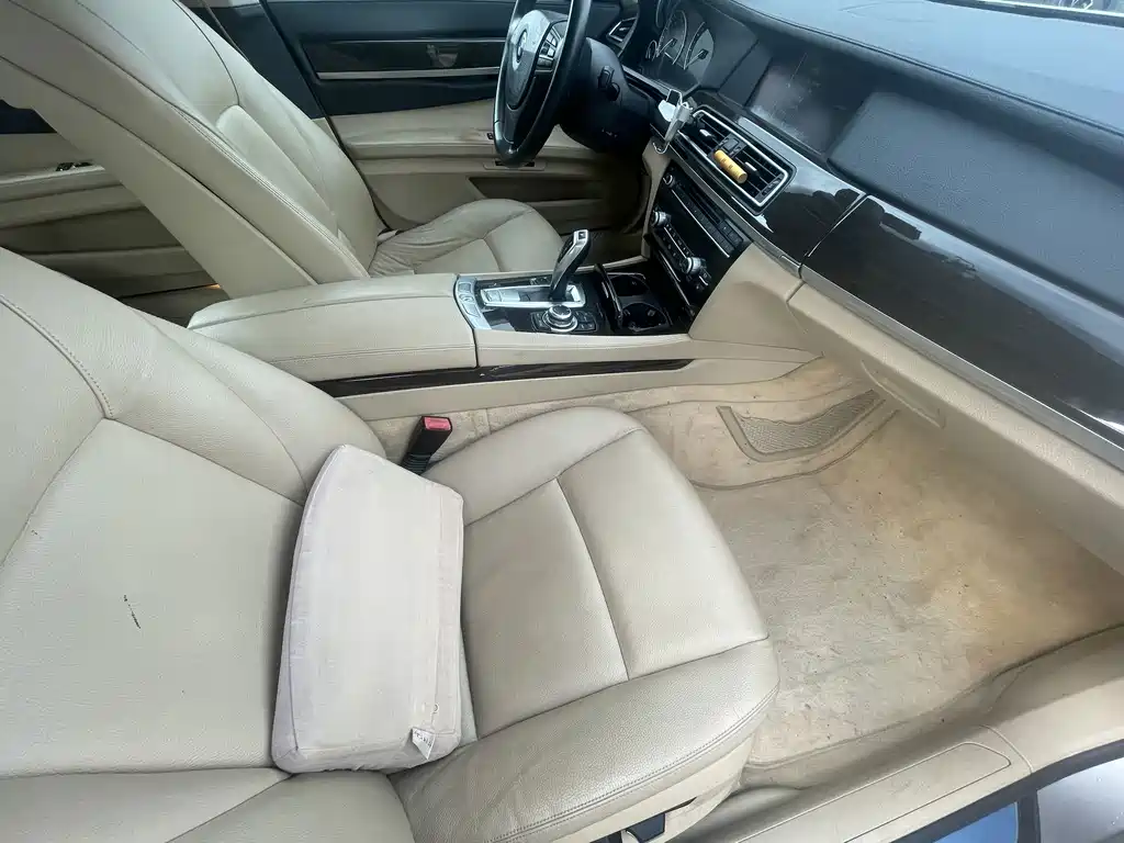 BMW 7 Series — миниатюра 10