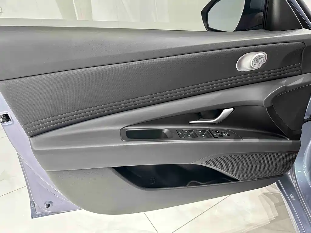 Hyundai Elantra — миниатюра 8