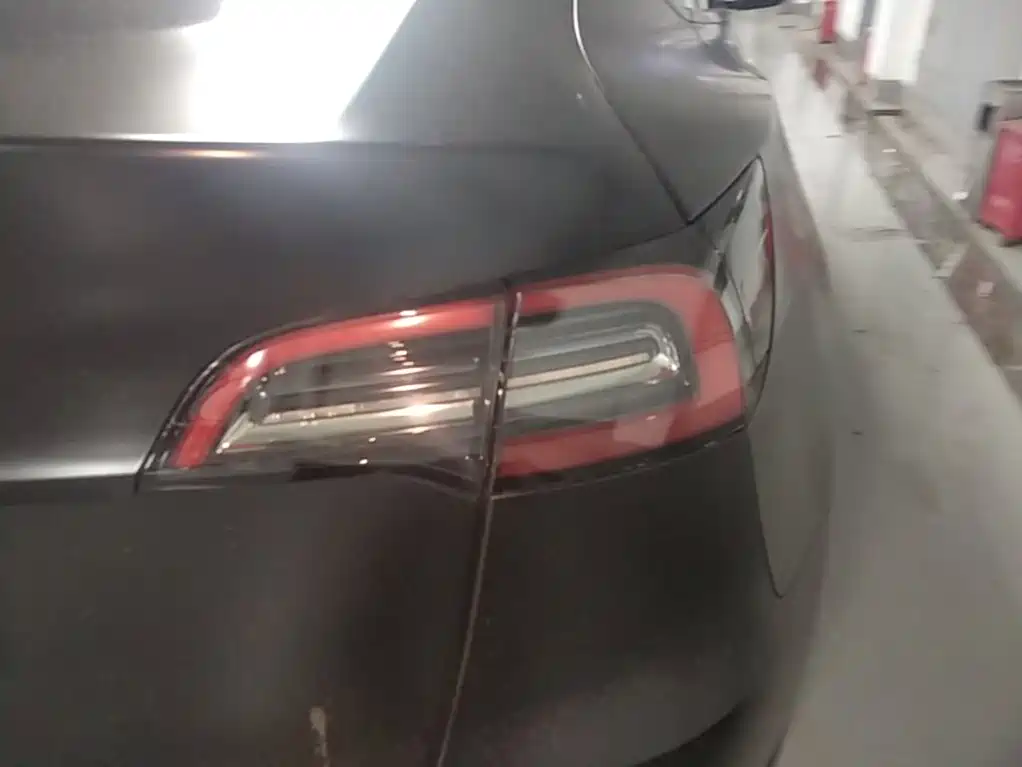 Tesla Model Y — миниатюра 8