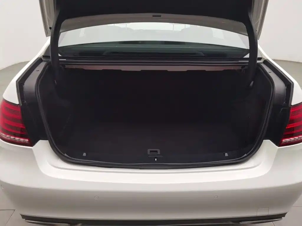 Mercedes-Benz E-Class — миниатюра 16