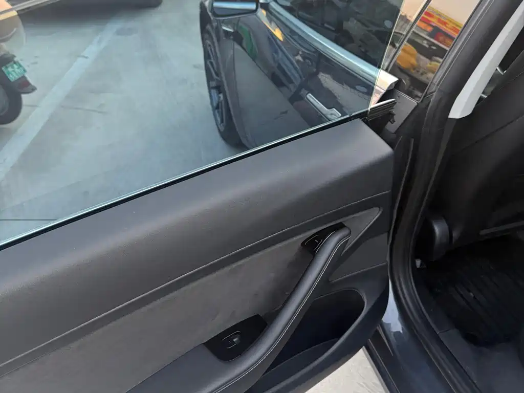 Tesla Model 3 — миниатюра 6