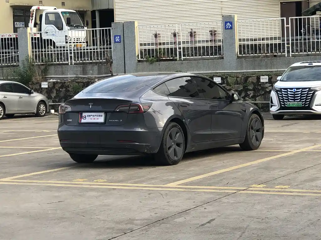 Tesla Model 3 — миниатюра 4