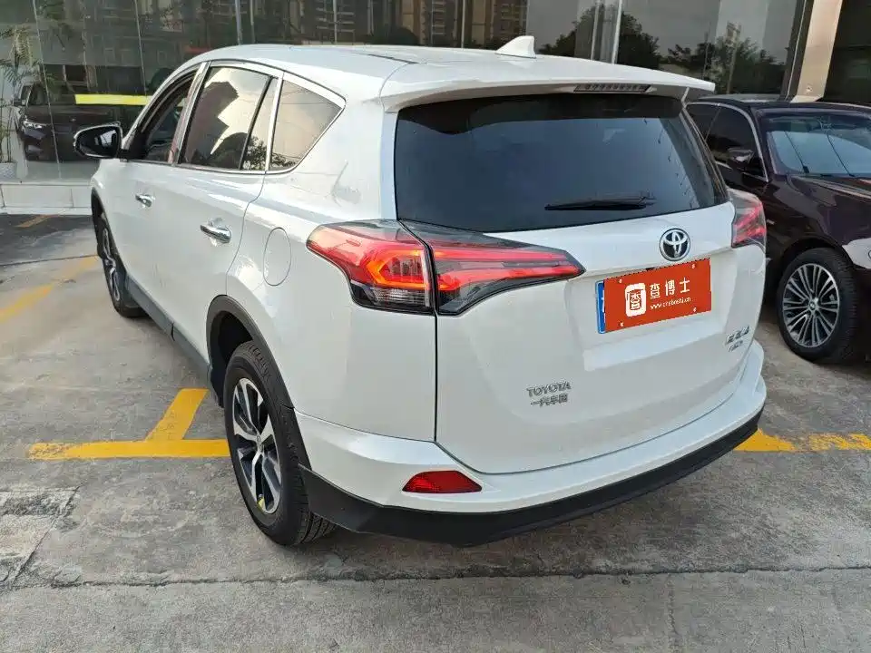 Toyota RAV4 — миниатюра 4