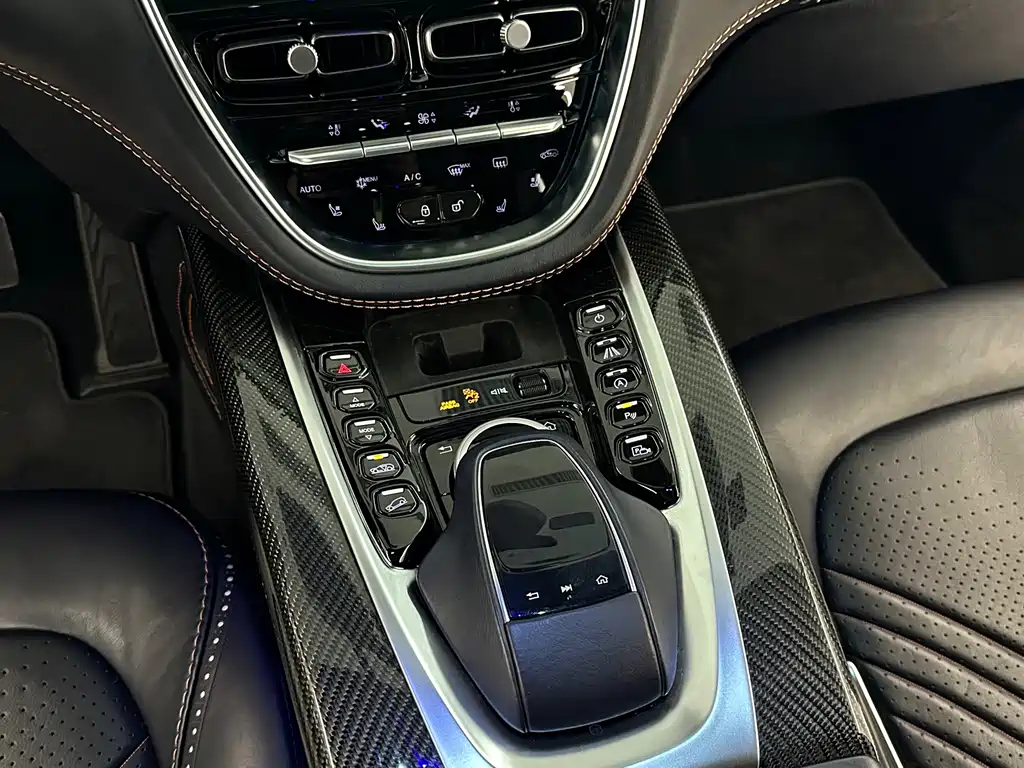 Aston Martin DBX — миниатюра 20