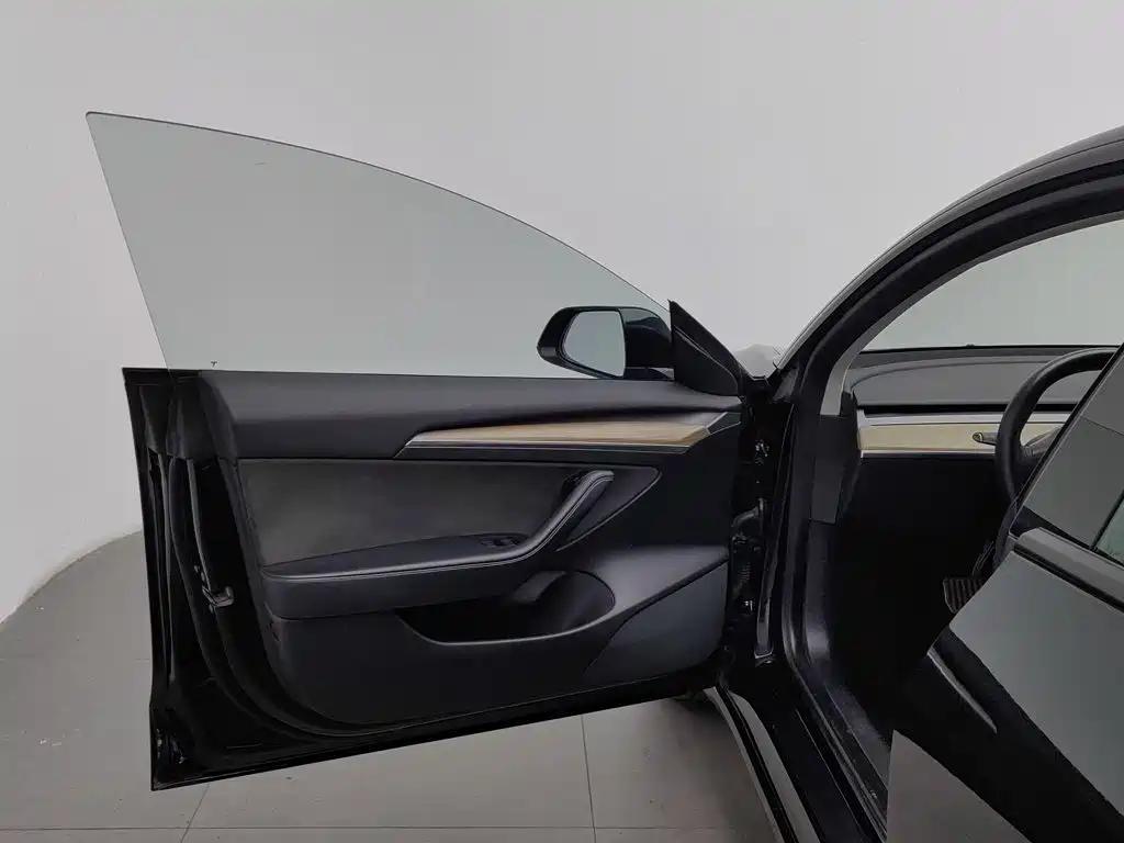 Tesla Model 3 — миниатюра 8