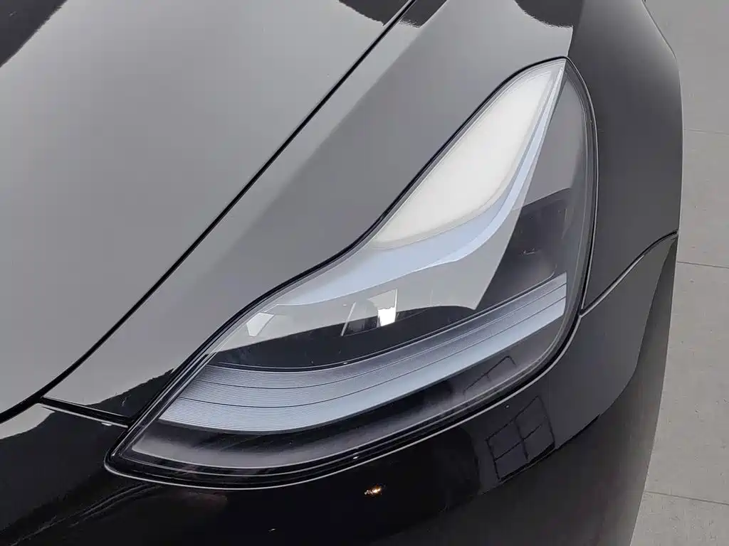 Tesla Model 3 — миниатюра 7