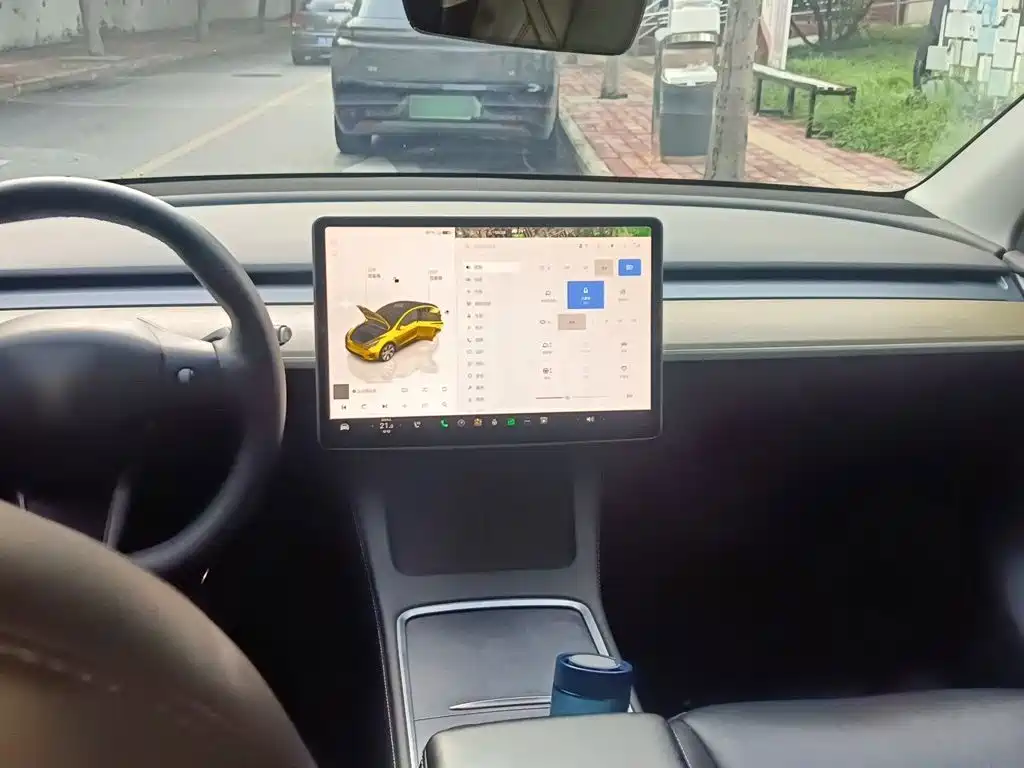Tesla Model Y — миниатюра 5