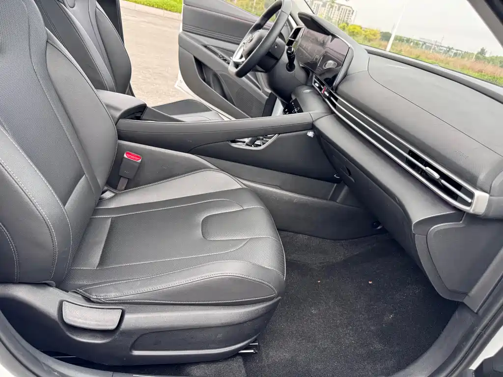 Hyundai Elantra 2022 1.5L CVT LUX Luxury