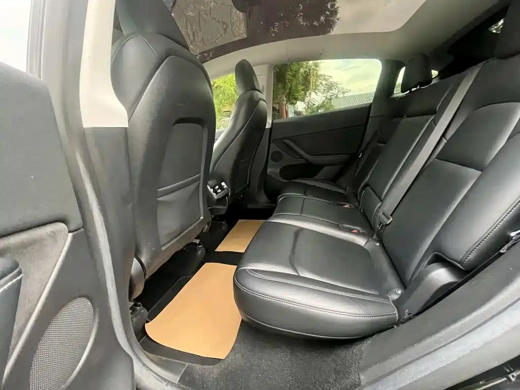 Tesla Model Y — миниатюра 5