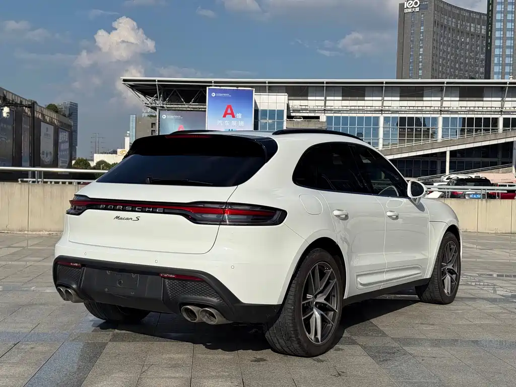 PORSCHE MACAN