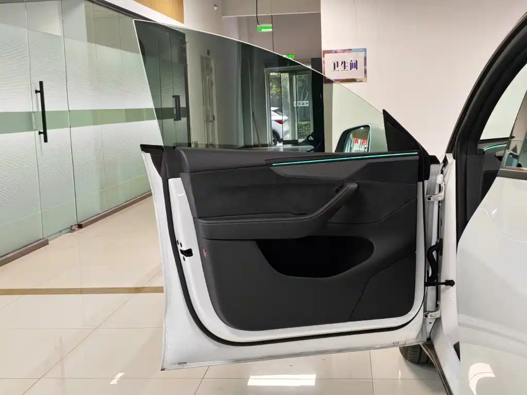 Tesla Model Y L — миниатюра 8
