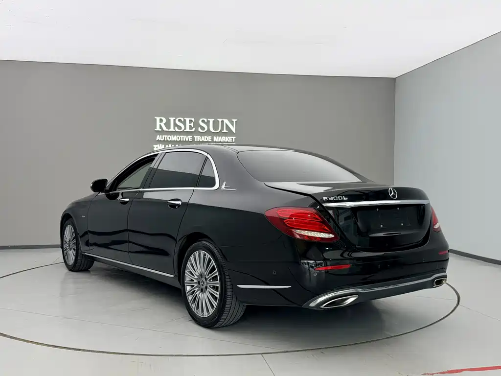 Mercedes-Benz E-Class — миниатюра 11